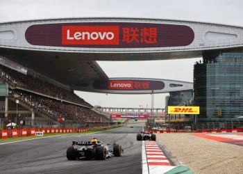 Verstappen gana al sprint; toque de Alonso y Sainz y podio de Pérez en China