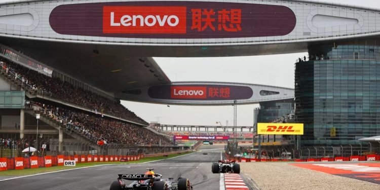 Verstappen gana al sprint; toque de Alonso y Sainz y podio de Pérez en China
