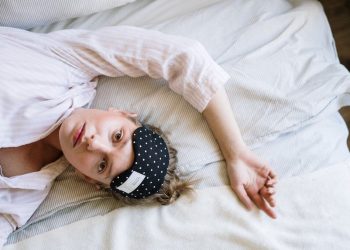 El error que comentes al acostarte y que no te deja dormir