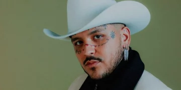 Nodal reaparece sin tatuajes en el rostro y luce irreconocible