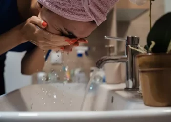 Seis errores a la hora de irse a la cama y que provocan acné
