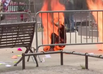Un hombre se prende fuego a las puertas del tribunal donde Trump es juzgado