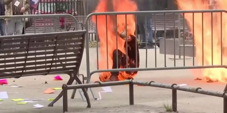 Un hombre se prende fuego a las puertas del tribunal donde Trump es juzgado