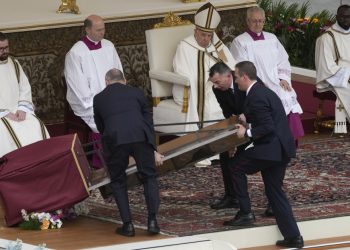VIDEO: Un icono cae a pocos metros del papa Francisco en plena misa