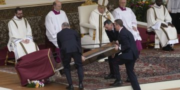 VIDEO: Un icono cae a pocos metros del papa Francisco en plena misa