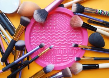 Brochas y esponjas de maquillaje, ¿cómo limpiarlas para que no sean un foco de bacterias?