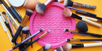 Brochas y esponjas de maquillaje, ¿cómo limpiarlas para que no sean un foco de bacterias?