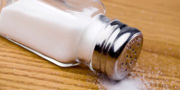 Por qué tomar mucha sal podría aumentar el riesgo de cáncer de estómago