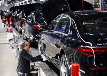 Las ventas de vehículos eléctricos en Europa se estancan a una década de la prohibición de autos de combustión