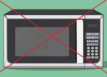 Los alimentos que nunca debes recalentar en el microondas