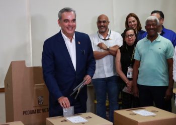 Cierran las urnas en República Dominicana con Abinader como claro favorito para la reelección