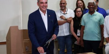 Cierran las urnas en República Dominicana con Abinader como claro favorito para la reelección