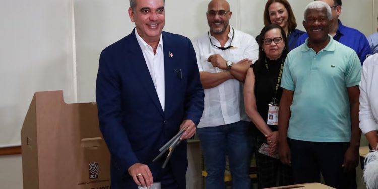 Cierran las urnas en República Dominicana con Abinader como claro favorito para la reelección