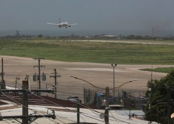 Aeropuerto de Puerto Príncipe reabre sus puertas mientras la violencia en Haití continúa