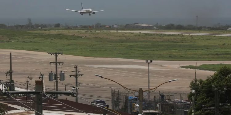 Aeropuerto de Puerto Príncipe reabre sus puertas mientras la violencia en Haití continúa