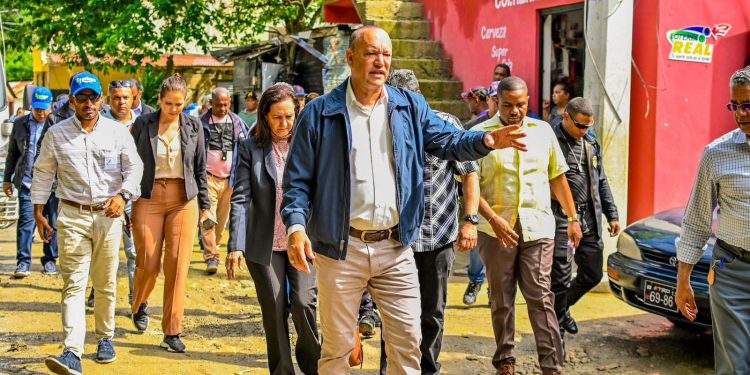 Alcaldía de Santiago también inicia asfaltado en vías zona urbana del municipio