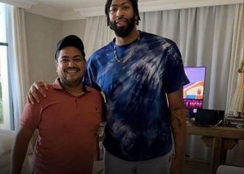 La estrella de la NBA, Anthony Davis, visita La Vega