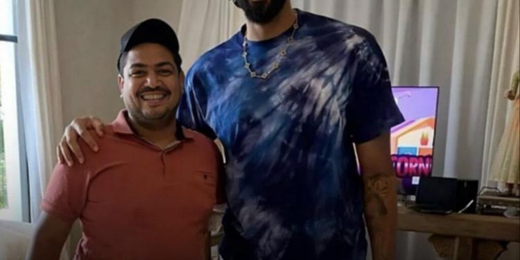 La estrella de la NBA, Anthony Davis, visita La Vega