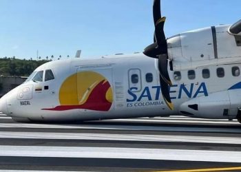 Avión pierde el tren de aterrizaje delantero durante el despegue