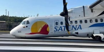 Avión pierde el tren de aterrizaje delantero durante el despegue