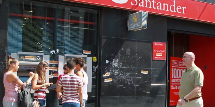 Banco Santander sufre una filtración de datos personales de clientes y de todos sus empleados