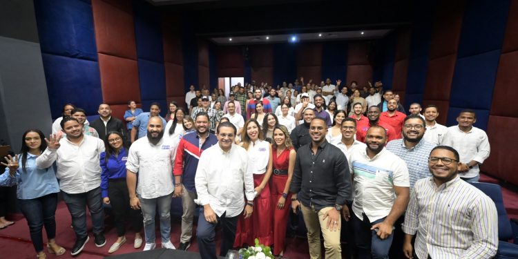 Daniel Rivera invita a jóvenes a participar en la política del país