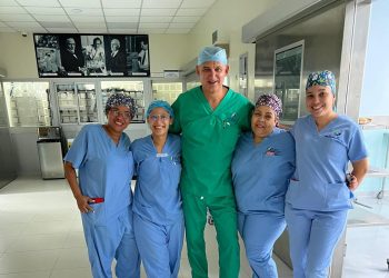 Urólogo robótico norteamericano destaca labor enfermeras dominicanas