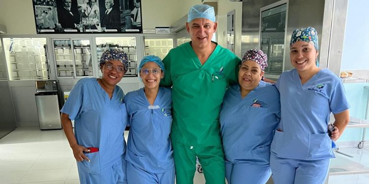 Urólogo robótico norteamericano destaca labor enfermeras dominicanas