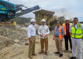 Deligne Ascención afirma que trabajos de base, imprimado y asfaltado en circunvalación de Baní están avanzados en un 90%