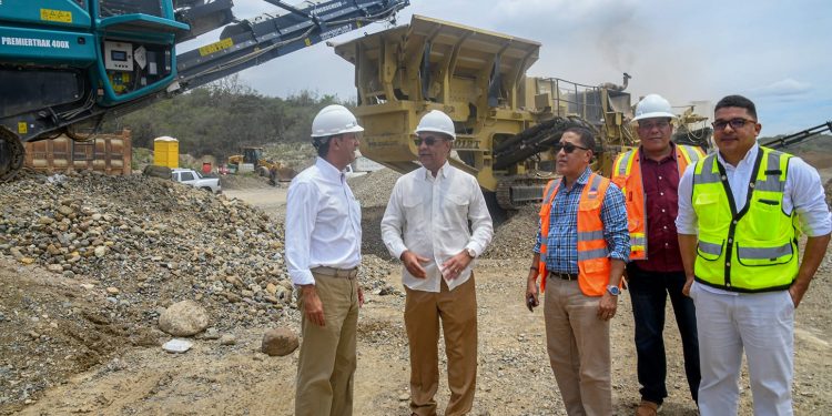 Deligne Ascención afirma que trabajos de base, imprimado y asfaltado en circunvalación de Baní están avanzados en un 90%