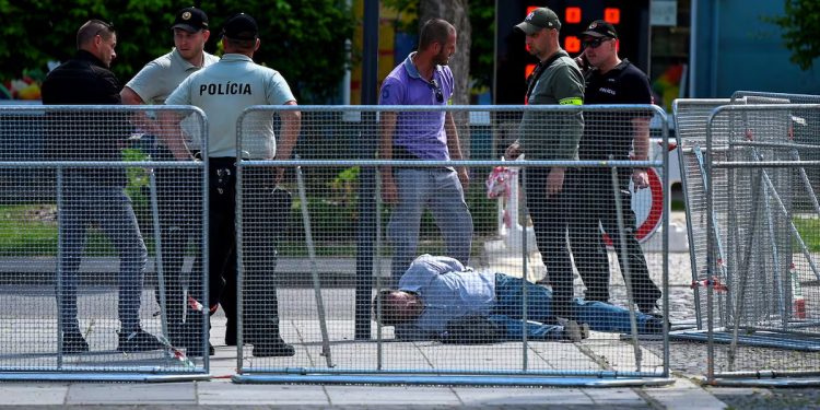 Primer ministro eslovaco, Robert Fico, herido muy grave tras sufrir un “intento de asesinato”