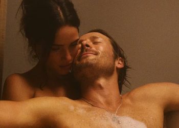 Glen Powell y Adria Arjona intercambiaron fotos sexys en preparación para sus escenas íntimas