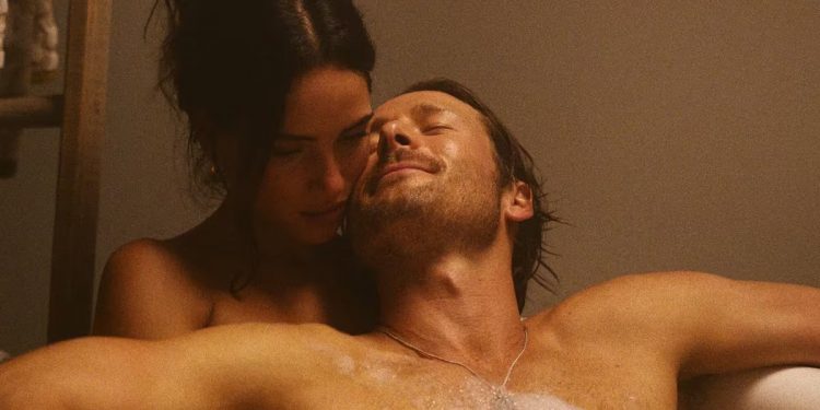 Glen Powell y Adria Arjona intercambiaron fotos sexys en preparación para sus escenas íntimas