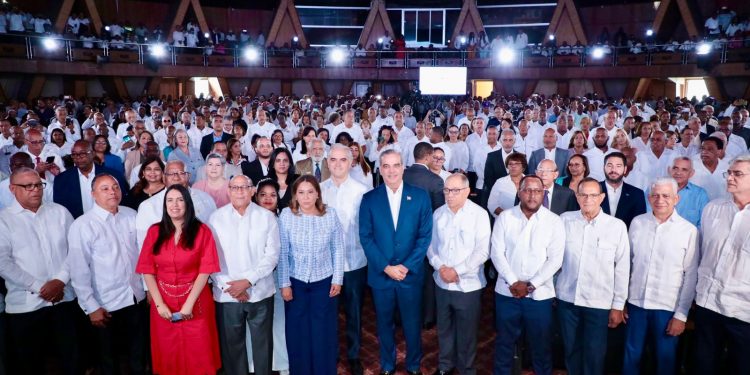 Gobierno de Abinader y sindicalistas firman pacto para introducir mejoras en salarios y seguridad social
