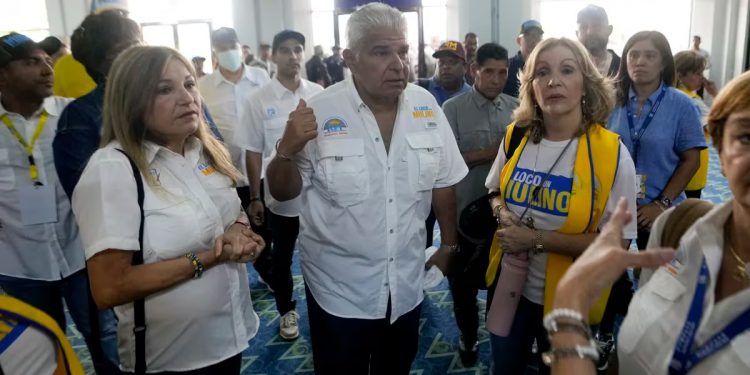 José Raúl Mulino lidera las presidenciales en Panamá, según datos preliminares