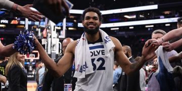 Karl-Anthony Towns gana premio Kareem Abdul-Jabbar Campeón de Justicia Social 2023-24