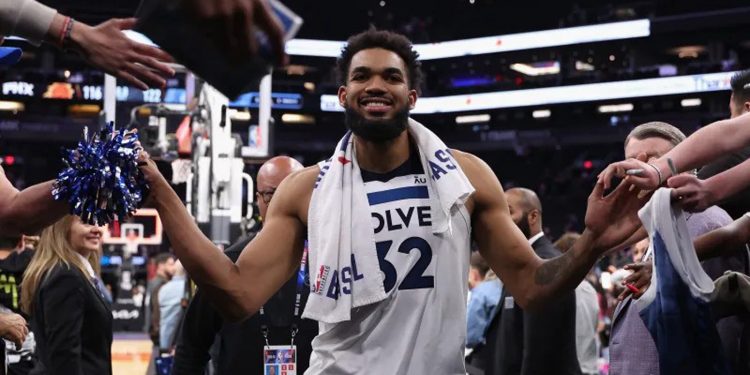 Karl-Anthony Towns gana premio Kareem Abdul-Jabbar Campeón de Justicia Social 2023-24