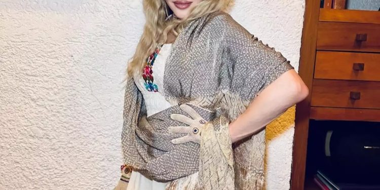 Madonna presume fotos usando ropa y joyas de Frida Kahlo
