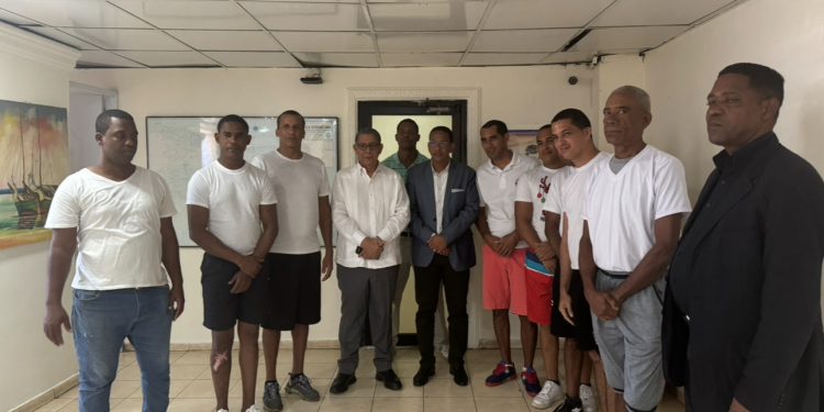 Pedro Jiménez visita Hogar Crea, Ensanche la Fe, se compromete modificar leyes