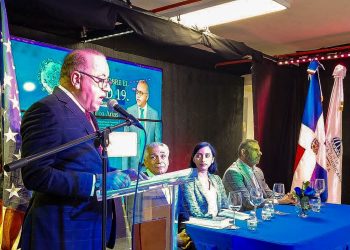 Plutarco Arias presenta su obra científica «Trillando Caminos sobre la Pandemia del Covid-19» en EEUU