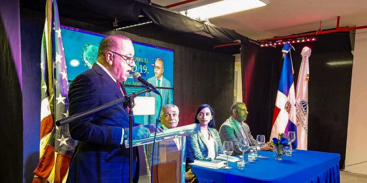 Plutarco Arias presenta su obra científica «Trillando Caminos sobre la Pandemia del Covid-19» en EEUU
