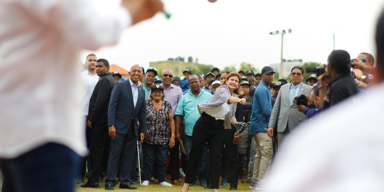 Vicepresidenta Raquel Peña inaugura complejo deportivo en Los Mina remozado por el INEFI