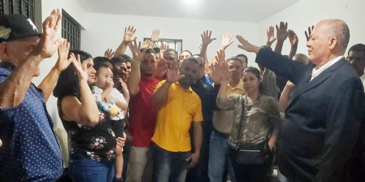 Renuncian en masa dirigentes de Fuerza del Pueblo y se unen a Justicia Social en Santiago
