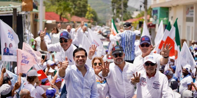 Roberto Ángel cierra, junto a los candidatos provinciales, la campaña en Ocoa con impresionante caravana