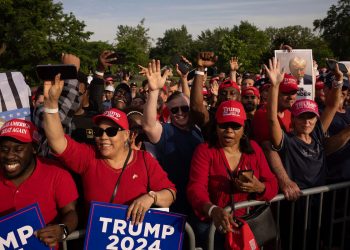 Trump se lanza a la caza del voto hispano en el Bronx entre gritos de “¡levanta el muro!”