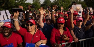 Trump se lanza a la caza del voto hispano en el Bronx entre gritos de “¡levanta el muro!”