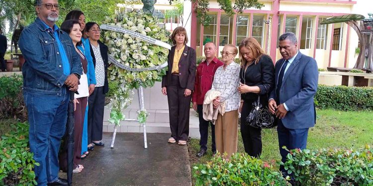 UASD conmemora 30 años desaparición de Narcisazo con una ofrenda floral