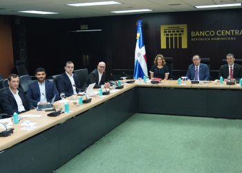 Gobernador Valdez Albizu recibe a funcionarios de Morgan Stanley y otros inversionistas internacionales