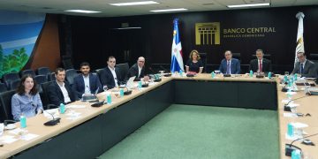 Gobernador Valdez Albizu recibe a funcionarios de Morgan Stanley y otros inversionistas internacionales