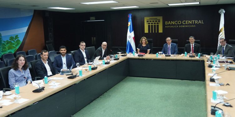 Gobernador Valdez Albizu recibe a funcionarios de Morgan Stanley y otros inversionistas internacionales